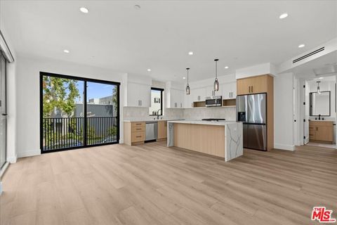 Photo of 4825 Satsuma Avenue #2, North Hollywood, CA 91601 (MLS # 26641657)