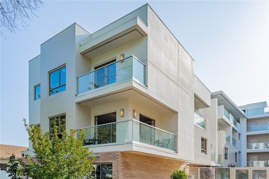 137 S Wilson Avenue 105
