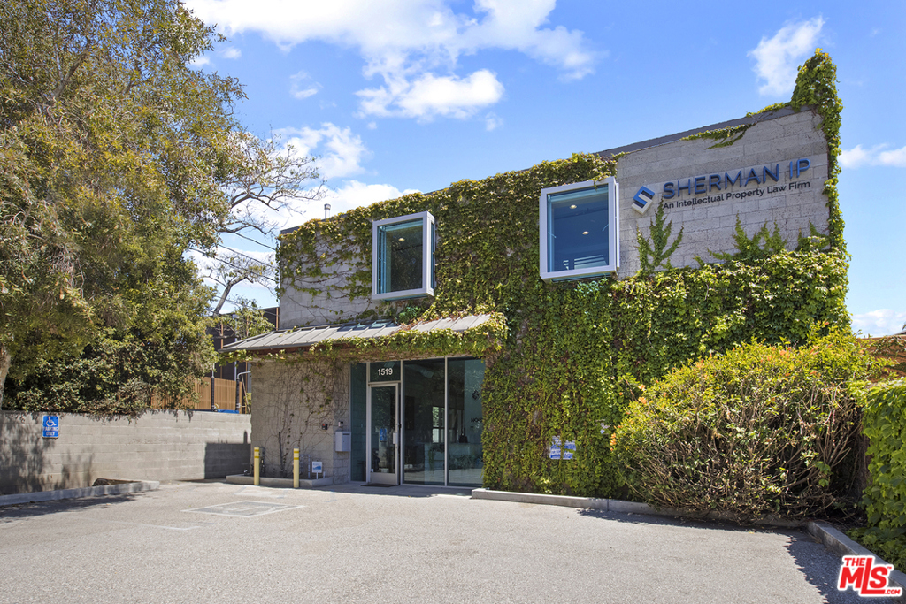 Class A creative office building in prime Santa Monica, seconds from the Expo Line. This modern, turnkey opportunity offers a unique creative space with the perfect balance of private offices and indoor/outdoor common areas. A fully functioning recording/post production studio on the first floor, allowing for 24/7 production.Located blocks from the beach, and surrounded by an innovative community of professionals and media companies,1519 26th St is convenient to freeways, public transportation, child care, food trucks, restaurants and parks.The property also boasts a private outdoor space, dog run, modern kitchen, and a gorgeous lobby. Offices are plug-and-play with fiber ready to be run to the building.