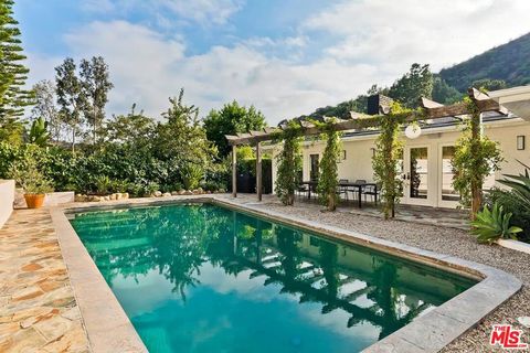Photo of 2268 Betty Lane, Beverly Hills, CA 90210 (MLS # 25598771)