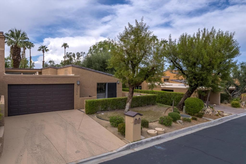 Available 2025-26. Recently updated single-level end unit in Ironwood Country Club with direct garage access. Well-spaced bedrooms and baths. The private rear patio, enclosed by a wall, overlooks the fairway and offers stunning mountain views. Rental rates: May to October $3,500/month, November & December $5,000/month, January through April $7,000/month. Utility allowance $250/month.