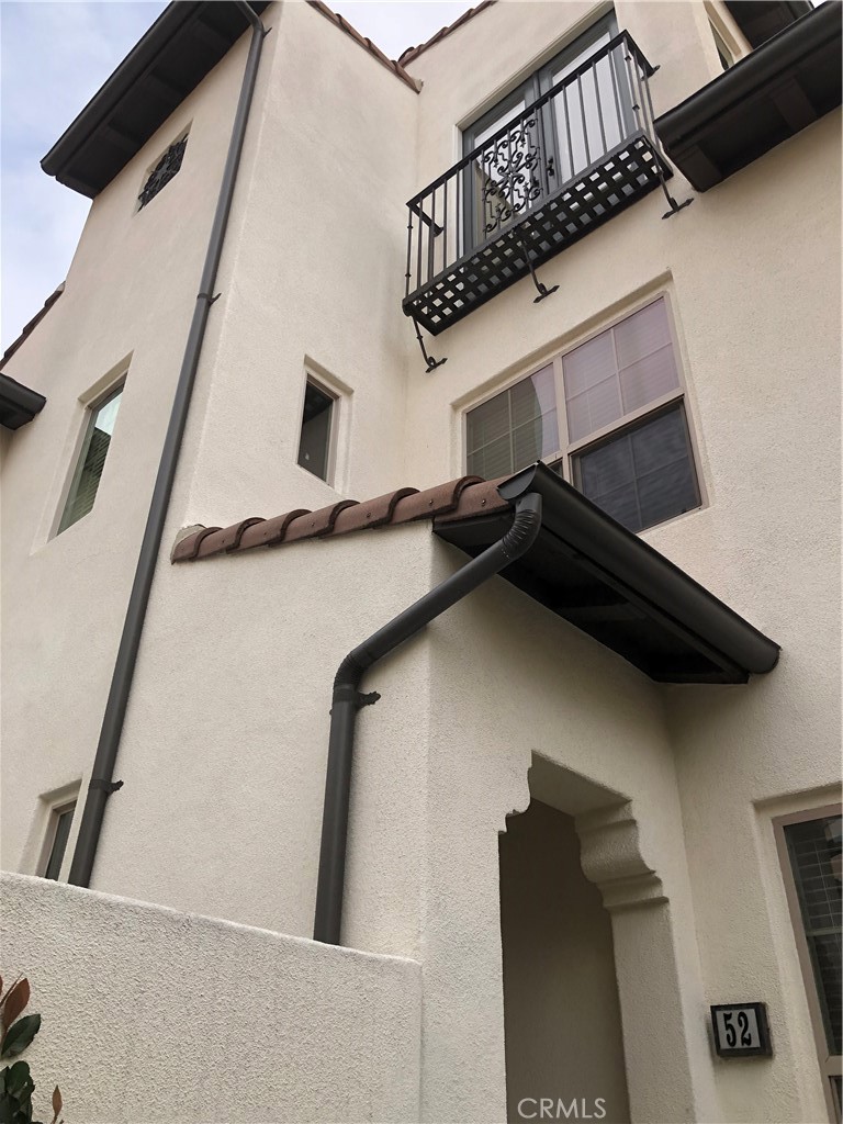A nice 3 bedroom, 3.5 bath, 1541 sf condo with 2-car attached garage at the well designed Cypress Village of Irvine. Ground level has one bedroom and one full bath. Living room and kitchen with kitchen island on the 2nd level. kitchen with stainless steel stove and microwave and sliding door to the balcony. Master suites with walk-in closet, balcony, recessed lights, master bath with dual sinks, separate tub and walk-in shower. Refrigerator and washer are included. HOA amenities include association pool, spa, clubhouse, sports court. Close to shopping, dining, schools and easy freeway access,
don't miss out this doll house !