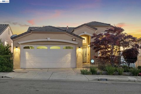 Photo of 8255 Skyline Cir Cir, Oakland, CA 94605 (MLS # 41128724)