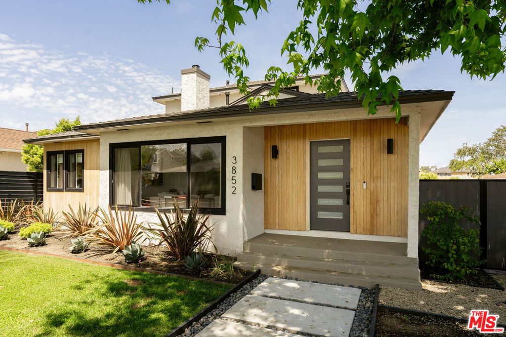 Photo of 3852 Bledsoe Avenue, Los Angeles, CA 90066 (MLS # 26822915)