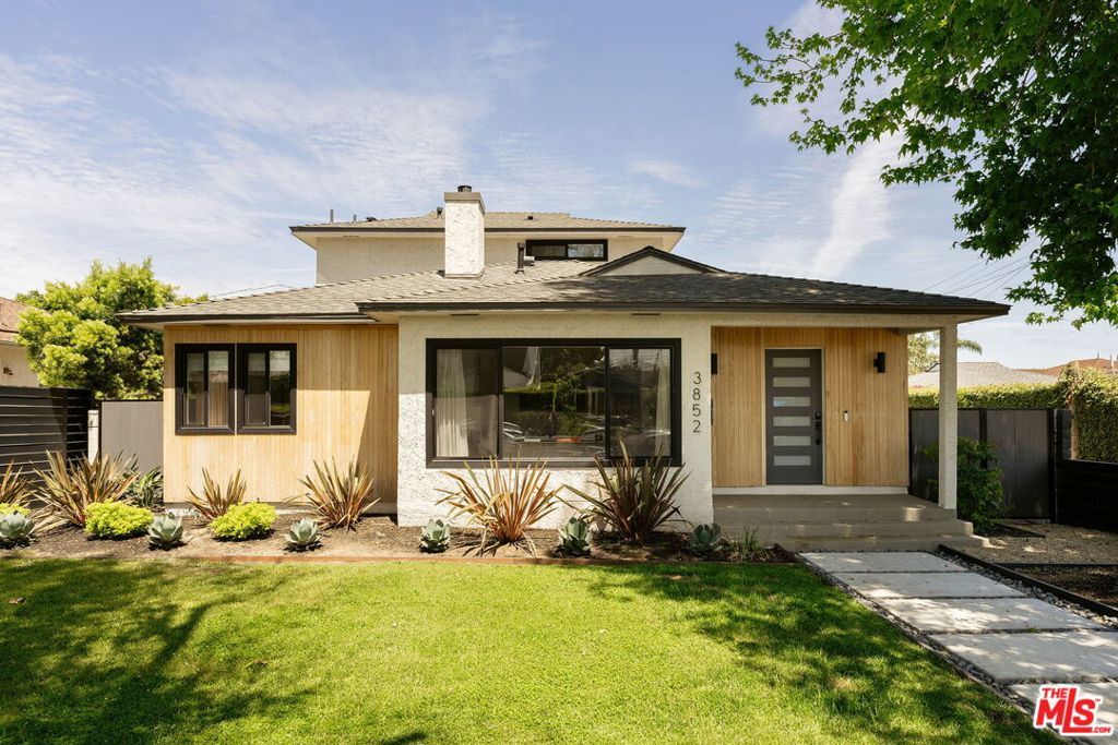 Photo of 3852 Bledsoe Avenue, Los Angeles, CA 90066 (MLS # 26822915)