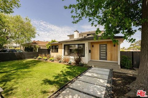 Photo of 3852 Bledsoe Avenue, Los Angeles, CA 90066 (MLS # 26822915)