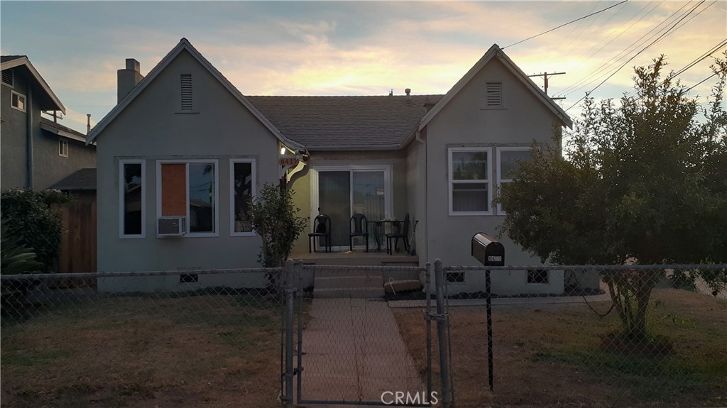 Perfect for Investors or live in 1 and rent the others, 4 units, a house with 2 bedrooms, 1 storage and 1 bathroom, and 3 apartments with 1 bedroom and 1 bathroom each unit, very close to freeways, shopping centers and Parks