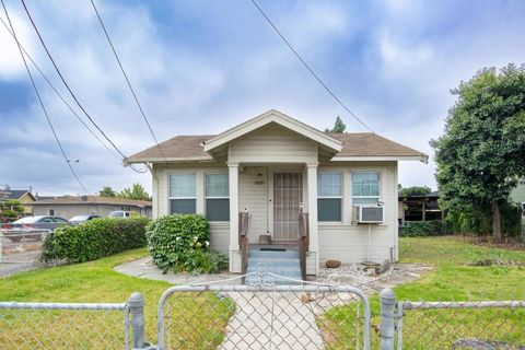 Photo of 555 Laurel Avenue, Hayward, CA 94541 (MLS # ML82047266)