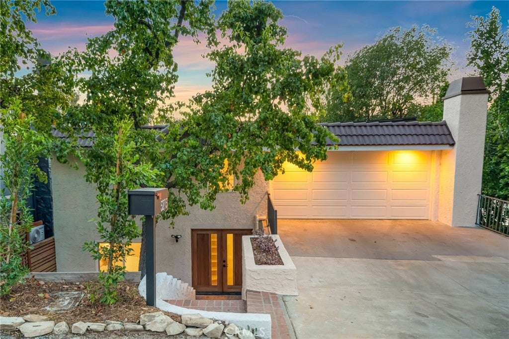 Photo of 5215 Baza AVE, Woodland Hills, CA 91364 (MLS # SB26115571)