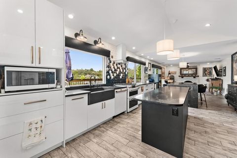 Photo of 370 Spanish Spur, Fallbrook, CA 92028 (MLS # NDP2601411)