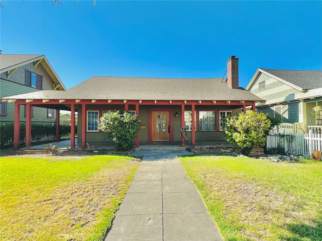 A charming historic Craftsman home located in the heart of Monrovia, just a 5-minute walk to Old Town Monrovia, Clifton Middle School, preschool, City Hall, and more. This 3-bedroom, 2-bathroom home offers a comfortable and inviting layout. The open floor plan and functional kitchen make it ideal for family gatherings or entertaining.
Enjoy the private yard with an enclosed fence and a front porch with lovely mountain views, perfect for relaxing with family and friends. Solar panels are installed to help save on electricity costs.
This well-maintained home is ready for a new tenant to move in and enjoy everything Monrovia has to offer.