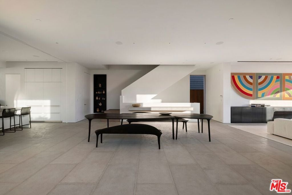547 Palisades Beach Road