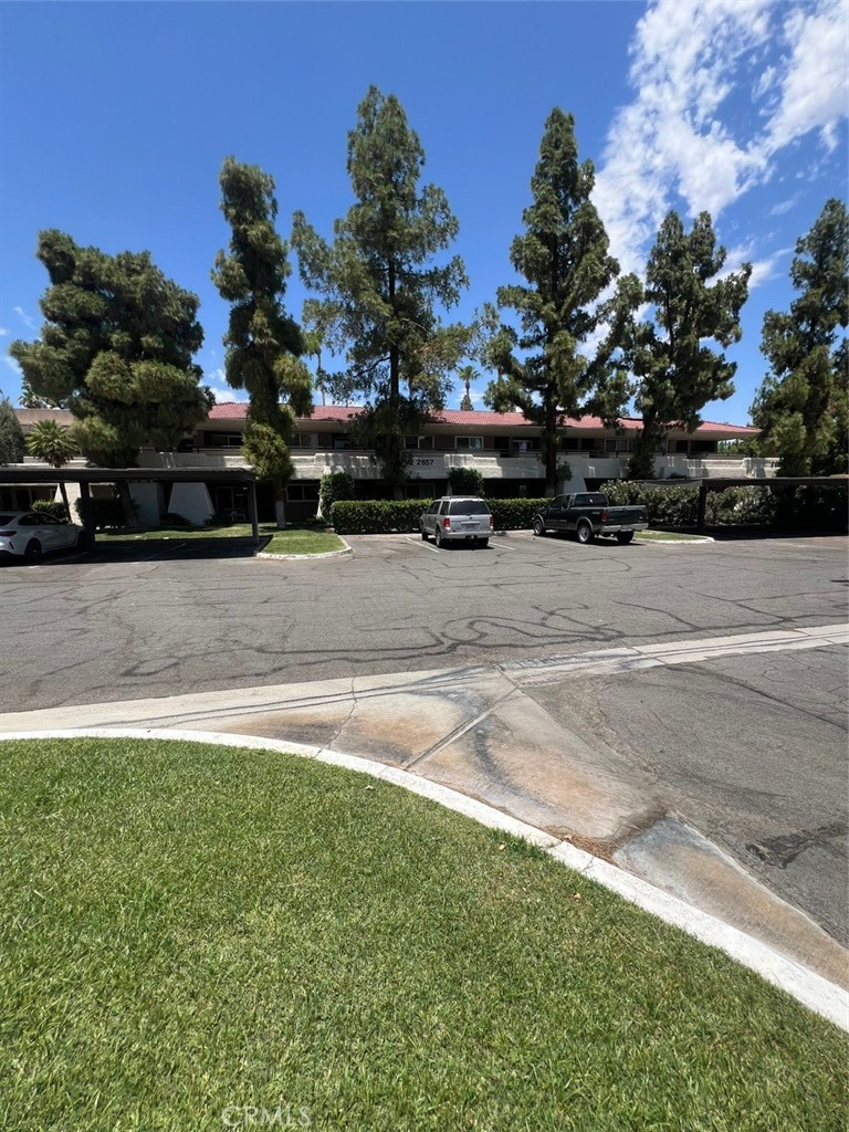 Charming 1-Bedroom Condo in Palm Springs with Resort-Style Amenities!
Welcome to your desert retreat! This 1-bedroom, 1-bathroom condominium offers the perfect blend of comfort and convenience in the heart of Palm Springs. Located in a well-maintained community with a low monthly HOA, residents enjoy access to top-tier amenities including a sparkling swimming pool, tennis courts, and beautifully landscaped grounds.
Whether you’re looking for a full-time residence, vacation getaway, or investment property, this unit offers an unbeatable location close to shopping, dining, golf, and everything Palm Springs has to offer.
Don’t miss your chance to own a piece of paradise!