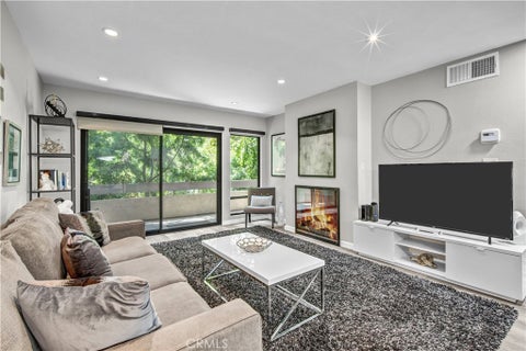 Photo of 950 N Kings Road #103, West Hollywood, CA 90069 (MLS # AR26181281)