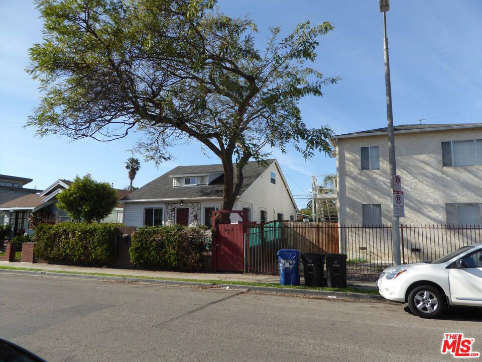 Main image without alt text