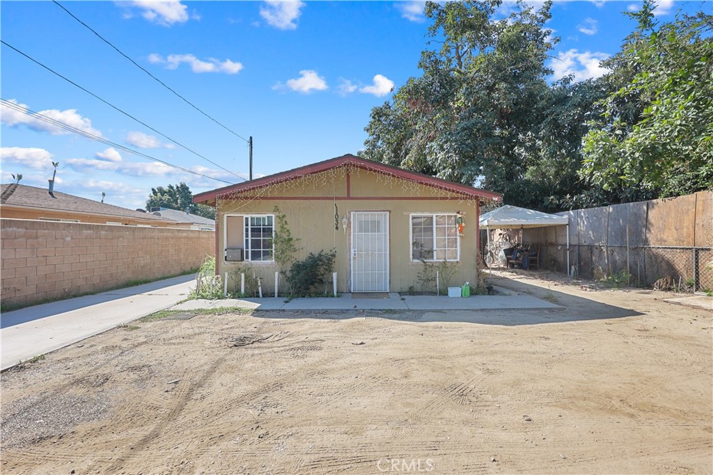 Main image without alt text