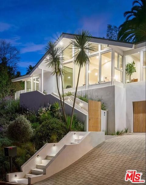 Photo of 2221 Bowmont Drive, Beverly Hills, CA 90210 (MLS # 25631551)