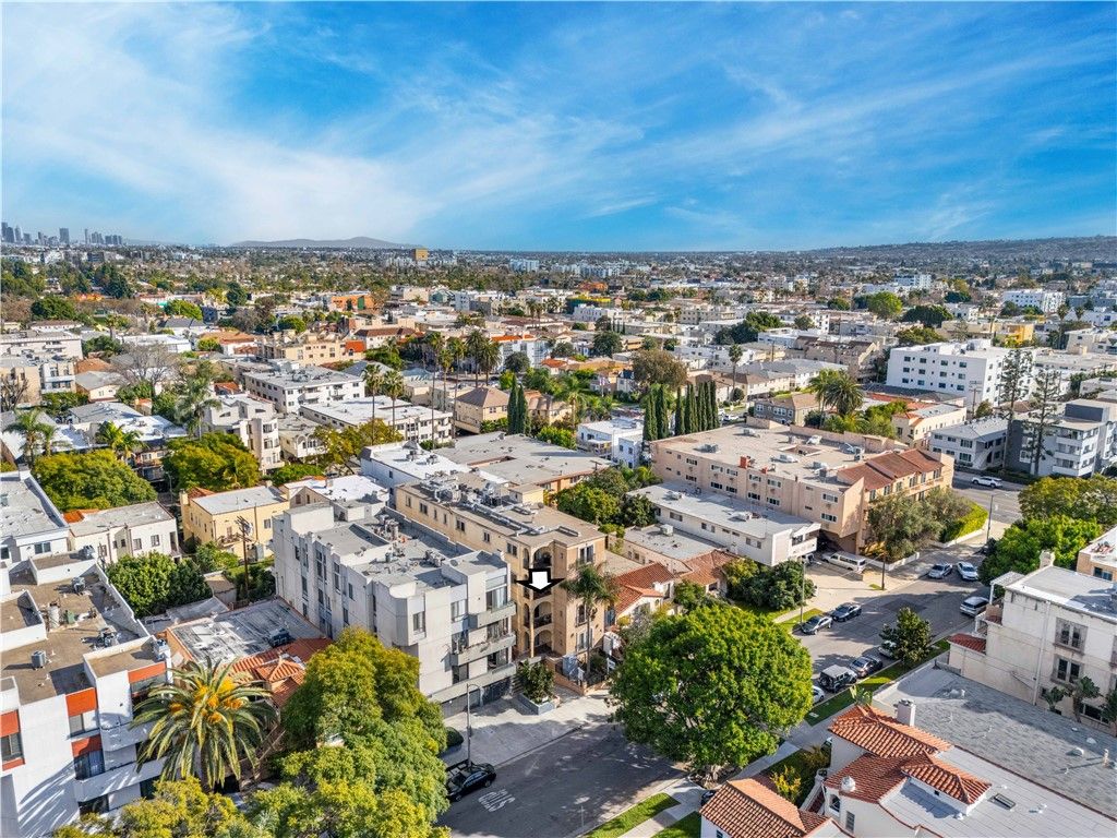 Photo of 918 S Wooster Street #2, Los Angeles, CA 90035 (MLS # SR26004282)