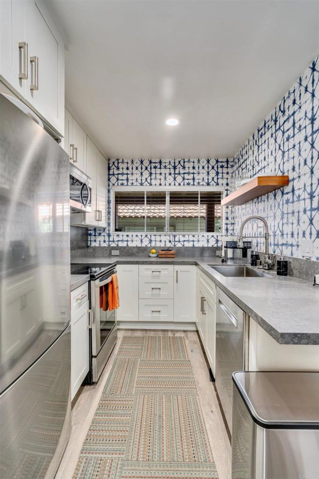 listing image 130729397227894004545