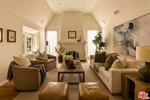 Photo of 102 N Laurel Avenue, Los Angeles, CA 90048 (MLS # 26830913)