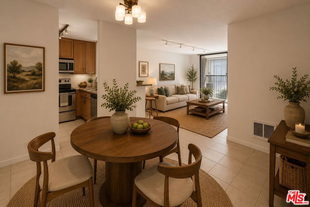 11645 Montana Avenue 206, Los Angeles CA 90049