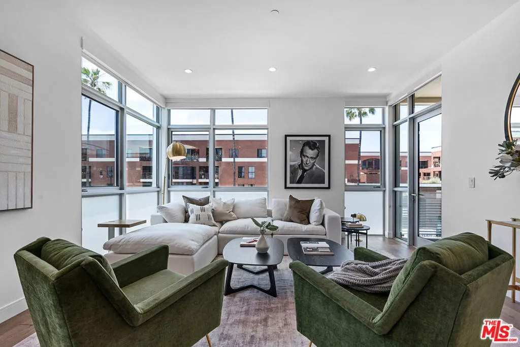 Beverly Hills, California 90210, United States, 2 Bedrooms Bedrooms, ,3 BathroomsBathrooms,Residential,Active,201795