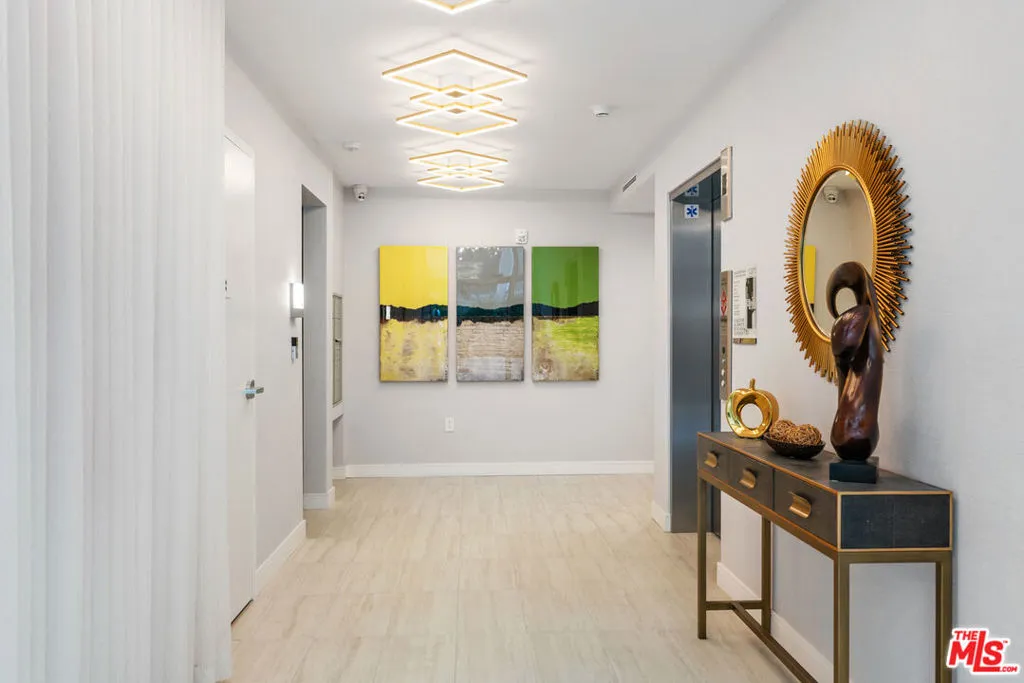 Beverly Hills, California 90210, United States, 2 Bedrooms Bedrooms, ,3 BathroomsBathrooms,Residential,Active,201795