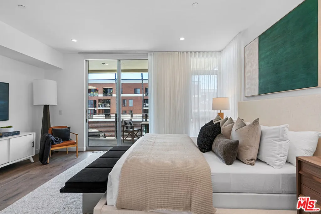 Beverly Hills, California 90210, United States, 2 Bedrooms Bedrooms, ,3 BathroomsBathrooms,Residential,Active,201795