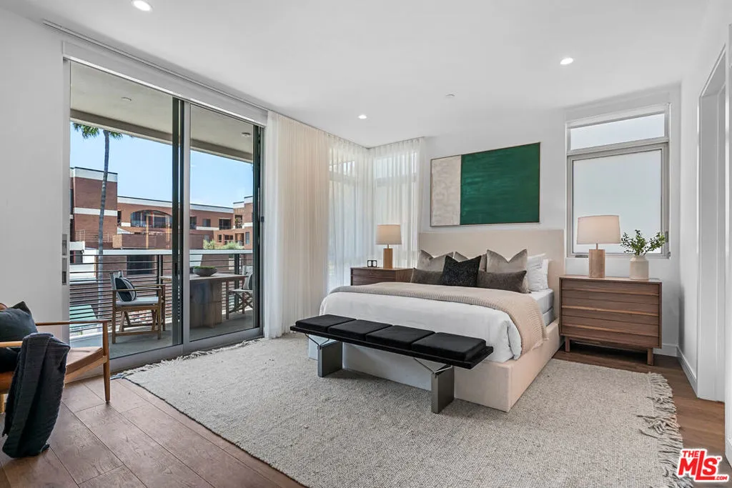 Beverly Hills, California 90210, United States, 2 Bedrooms Bedrooms, ,3 BathroomsBathrooms,Residential,Active,201795