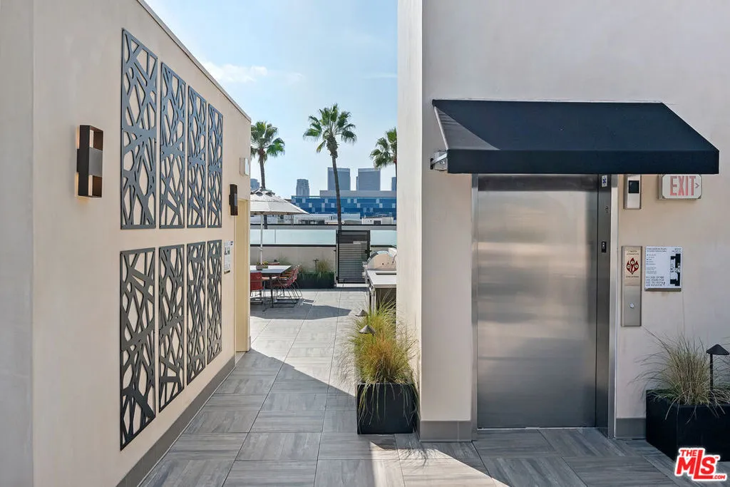 Beverly Hills, California 90210, United States, 2 Bedrooms Bedrooms, ,3 BathroomsBathrooms,Residential,Active,201795