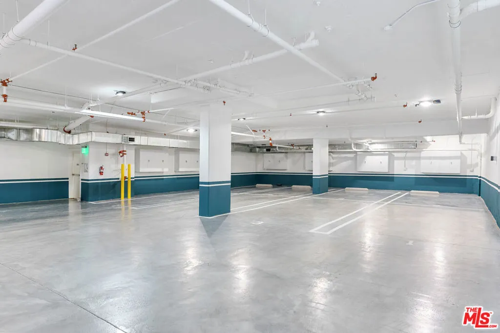 Beverly Hills, California 90210, United States, 2 Bedrooms Bedrooms, ,3 BathroomsBathrooms,Residential,Active,201795