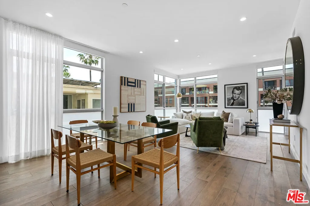 Beverly Hills, California 90210, United States, 2 Bedrooms Bedrooms, ,3 BathroomsBathrooms,Residential,Active,201795