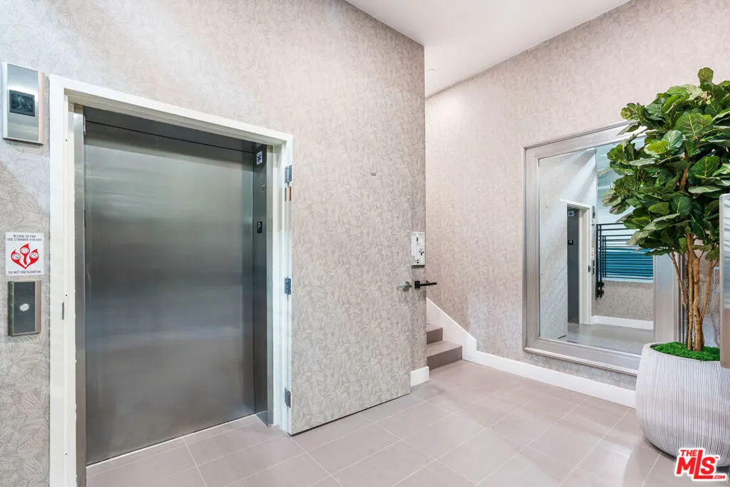 Beverly Hills, California 90210, United States, 2 Bedrooms Bedrooms, ,3 BathroomsBathrooms,Residential,Active,201795