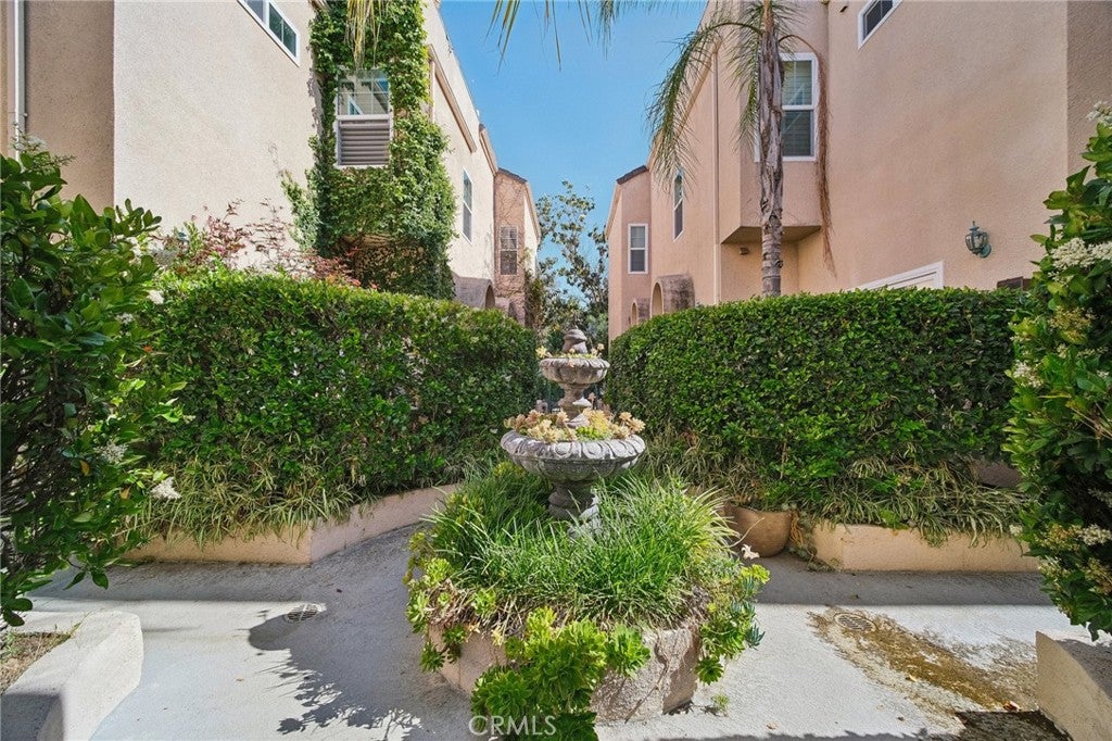 Photo of 10659 Bloomfield Street, Toluca Lake, CA 91602 (MLS # SR26176366)