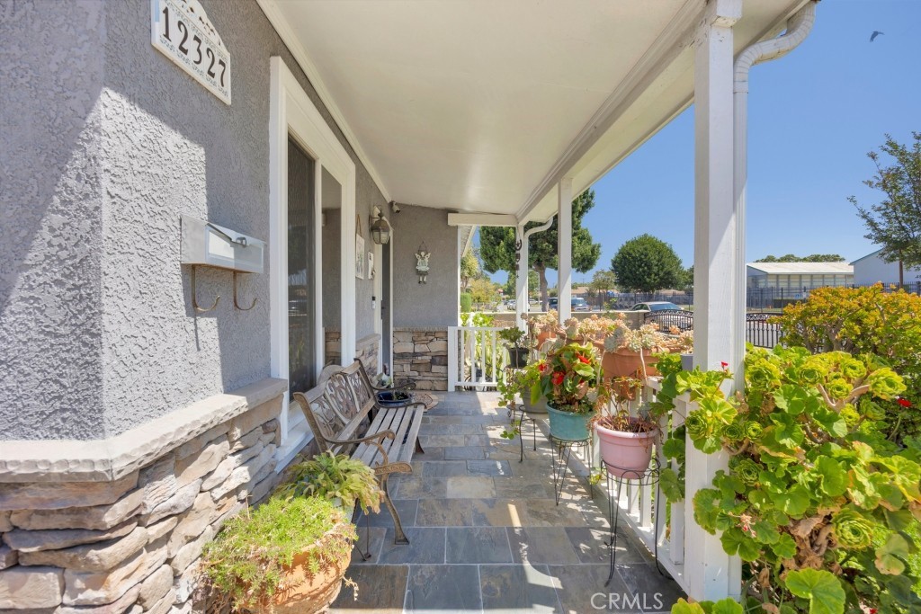 12327 Dunrobin