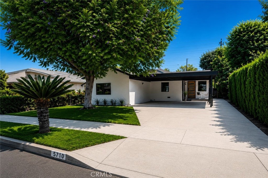 Photo of 5710 Wilbur Ave, Tarzana, CA 91356 (MLS # SR26128418)