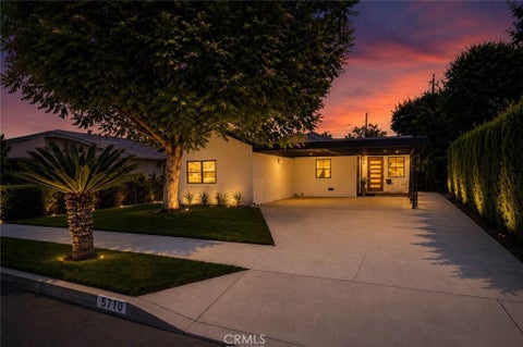 Photo of 5710 Wilbur Ave, Tarzana, CA 91356 (MLS # SR26128418)