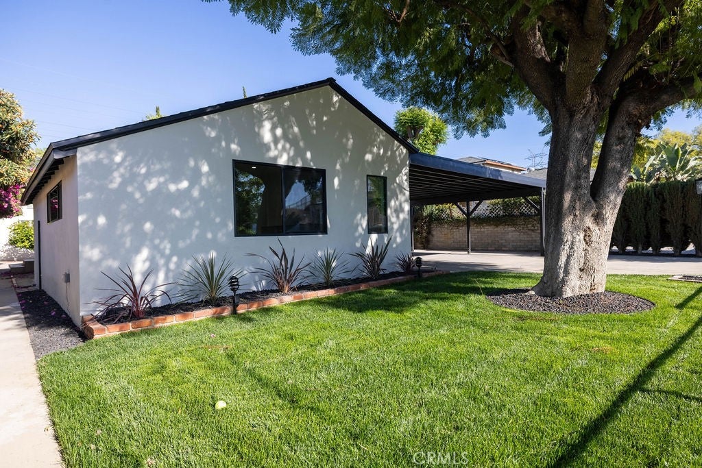 Photo of 5710 Wilbur Ave, Tarzana, CA 91356 (MLS # SR26128418)