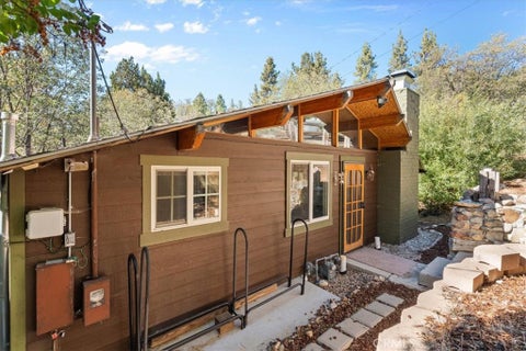 Photo of 1132 Crags Lane, Fawnskin, CA 92333 (MLS # CV26195441)