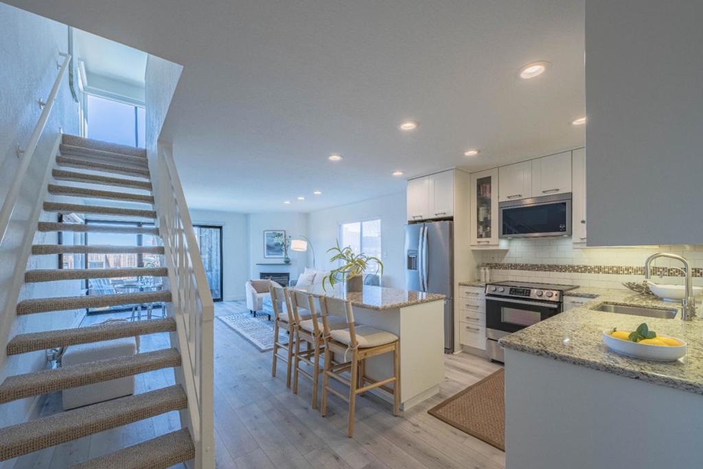 125 Surf Way 438