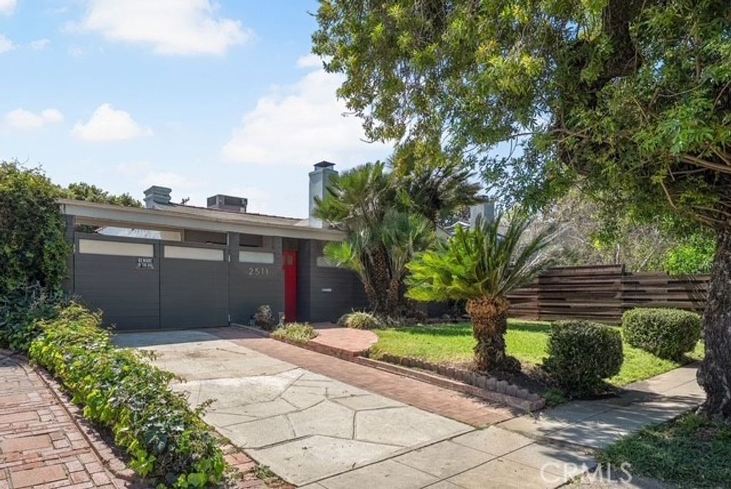 Photo of 2511 Granville Ave, Los Angeles, CA 90064 (MLS # SR26081042)