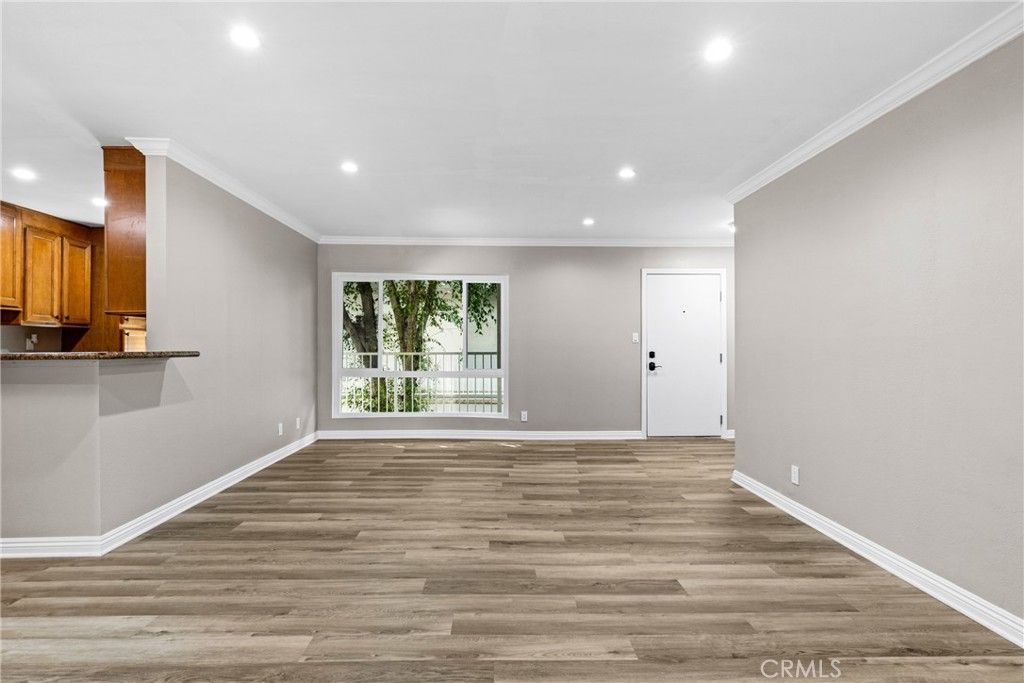 Photo of 5320 Zelzah Ave. Ave #214, Encino, CA 91316 (MLS # SR26053085)