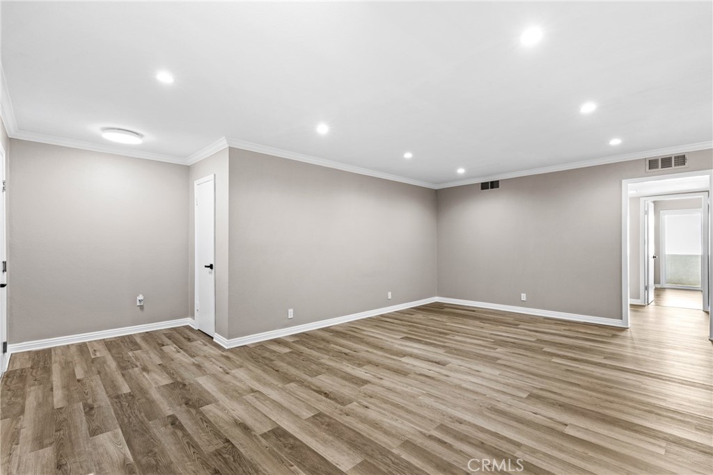 5320 Zelzah Ave. 214