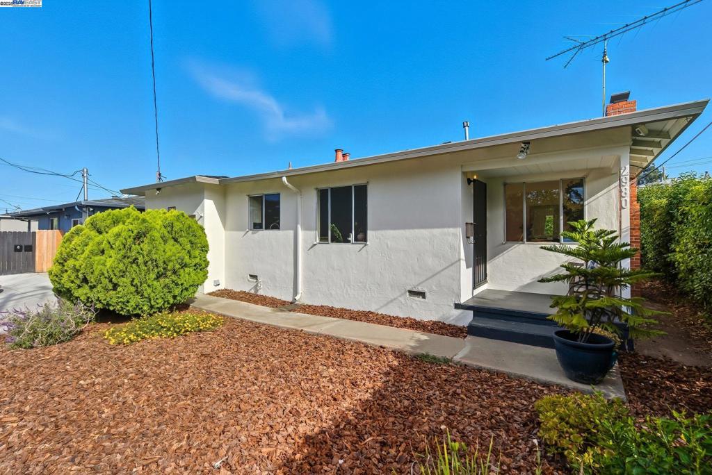 Great opportunity in the Faiview Neighborhood A light and bright three-bedroom, one bath home with a spacious backyard, newly replaced kitchen counter, backsplash, & floor, recently painted exterior and interior. Nice sized bedrooms, living room with fireplace, and garage with laundry. Convenient location near parks and school, freeway access, restaurants and shopping.