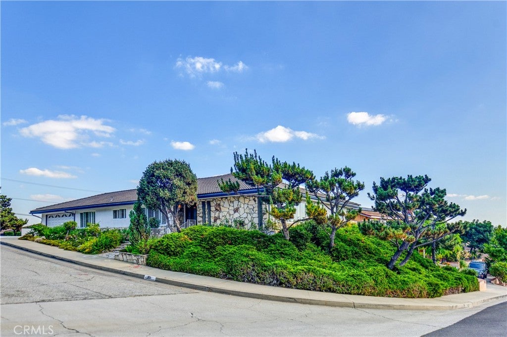 201 E Burke Dr