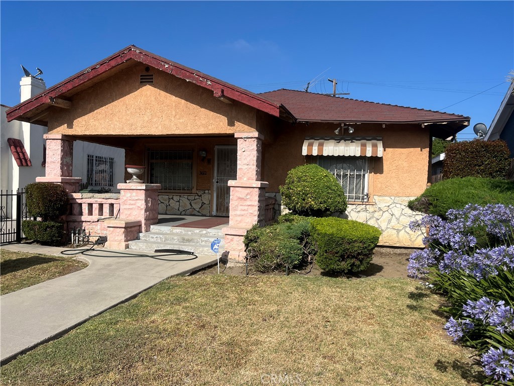 Classic Jefferson Park Fixer!
Wonderful opportunity to own a 2-bedroom, 1-bath, 984 sq. ft. California Craftsman built in 1913. This classic fixer-upper is full of character and potential—perfect for cash buyers and investors looking to restore and maximize value. Ideally located near the 10 Freeway, USC, Metro, and just minutes from Downtown LA, this home sits in one of the city’s most historic and vibrant communities. With nearby parks, dining, and shopping, the lifestyle possibilities are endless. Don’t miss this rare chance—nothing else in the area is priced this well!