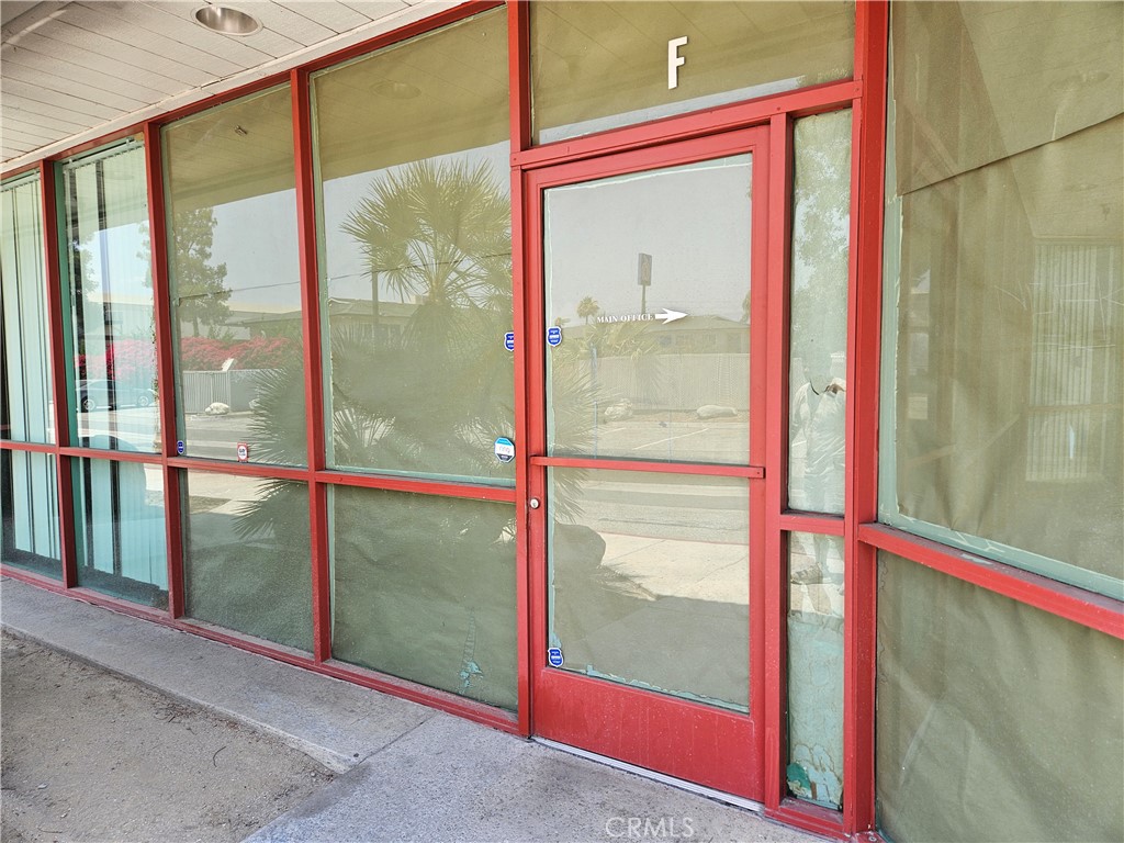 FOR LEASE: 2000+- SF FLEX SPACE - LIGHT INDUSTRIAL/OFFICE/WAREHOUSE
2211 S Hunts Lane Suite F - Gross lease, no NNN charges! Unlock the flexibility your business needs with this versatile 2000+- SF commercial unit, ideally situated in a multi-tenant light industrial complex. Perfect for light industrial, warehousing, creative office or mixed use operations. Highlights include: open warehouse that can be configured to fit your operational needs, high ceilings, ground level roll-up door convenient for loading/unloading access, 2 piece bathroom, great location near 10/210/215 interchanges and major logistics routes.
Whether you need space for clean operations, product assembly, storage and fulfillment, or a professional hybrid office/warehouse, this unit delivers flexibility, value and convenience