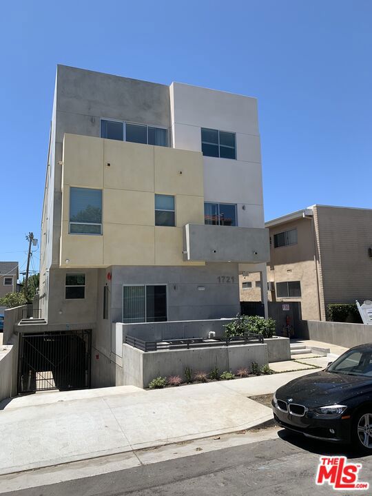 Brand new construction. This 3 story townhouse has 4 master bedrooms with ample closet space and 4.5 bathrooms. Spacious and open living room and kitchen with modern design and Stainless Steel appliances, washer & dryer in unit and separate AC units for upstairs and downstairs. Comes with 3 side-by-side assigned parking spaces and roof deck with fabulous city views. Short walk to Stoner Park, Trader Joe's, Targets, Bed Bath & Beyond, Ralphs, plus bars and restaurants.