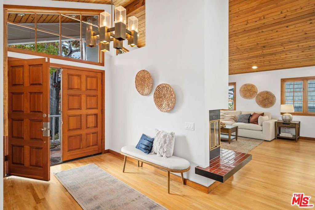 2200 N Poinsettia Avenue