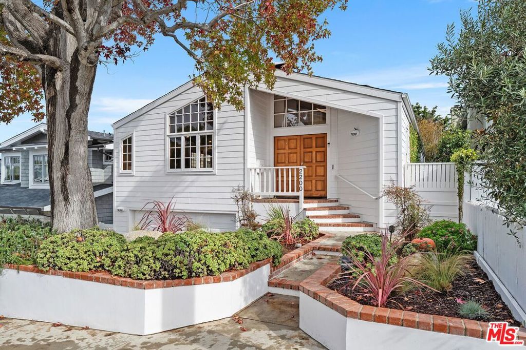 2200 N Poinsettia Avenue